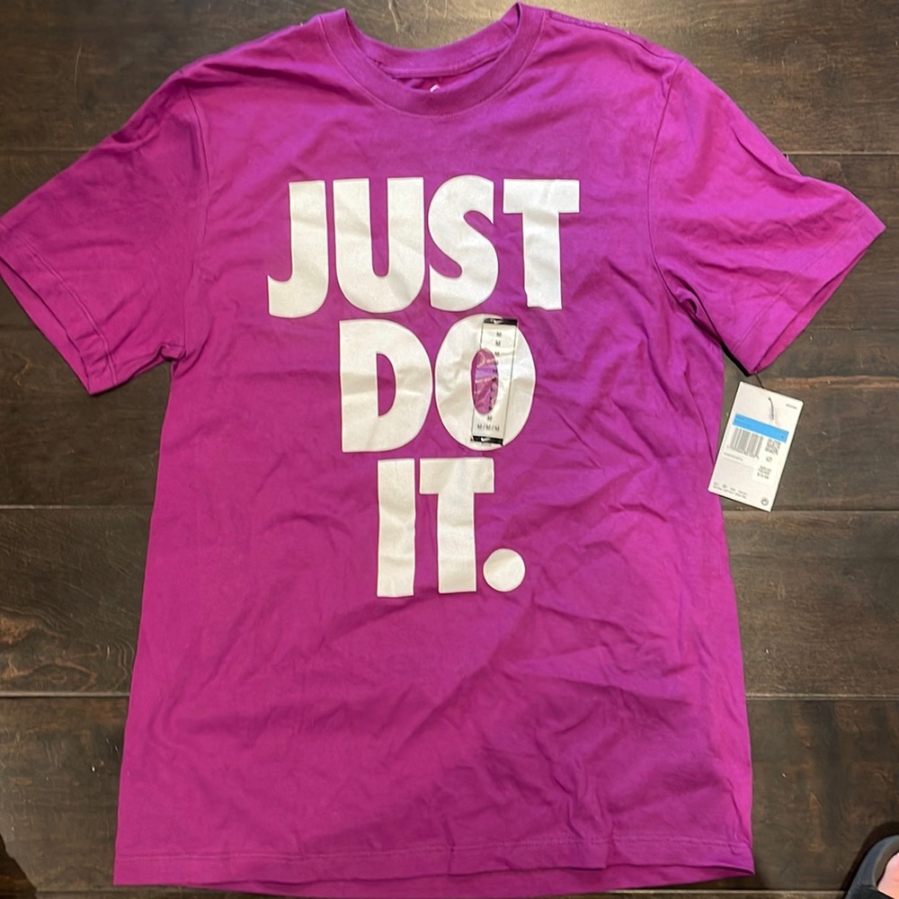 Women’s Nike T Size Medium new with tags